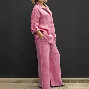 Elegante completo casual da donna in lino rosa con camicia e pantaloni a gamba larga