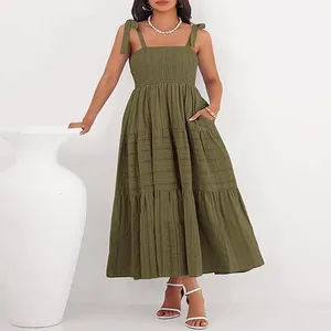 Vue complète de la robe longue vert olive à smocks et bretelles nouables