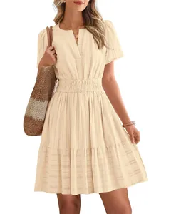 Robe trapèze à volants col en V avec manches bouffantes et taille plissée.