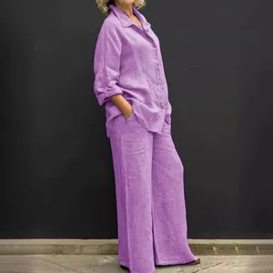 Completo due pezzi in lino viola da donna con camicia botton-down e pantaloni larghi