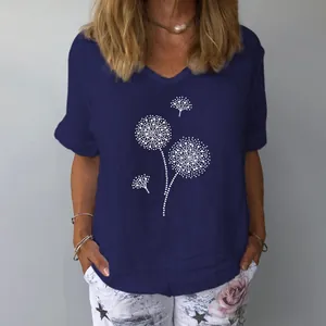 Vista dettagliata della stampa a dente di leone bianca su top blu navy in cotone lino