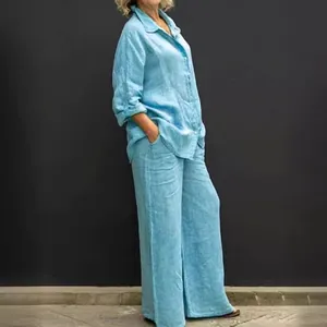 Completo due pezzi in lino celeste con camicia a bottoni e pantaloni a gamba larga