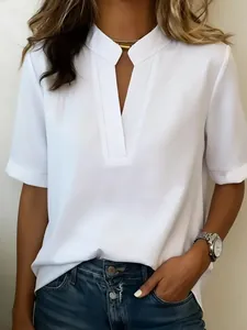 Dettaglio della camicetta bianca casual a maniche corte con scollo a V per donna.
