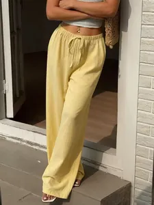 Détail du pantalon en lin jaune à taille haute avec cordon de serrage élastique