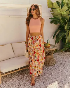 Gonna lunga boho a fiori con crop top pesca per un look estivo perfetto da vacanza