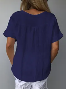 Vista posteriore dettagliata di una camicetta rilassata blu navy in cotone e lino a maniche corte