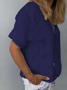 Vista laterale di un top casual a maniche corte in cotone e lino blu scuro da donna