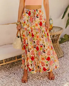 Elegante gonna-pantalone boho a fiori dai vivaci colori estivi per donne alla moda