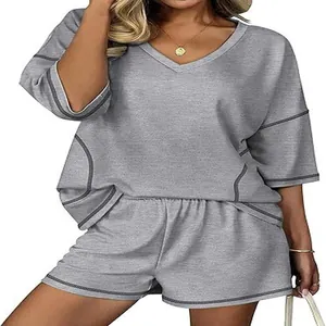 Primer plano de un conjunto informal gris de dos piezas con top de cuello en V y shorts.