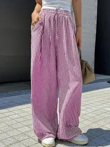 Detailansicht der lila gestreiften Damen-Hose mit weitem Bein und bequemer Kordelzug-Taille