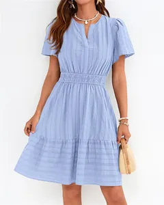 Robe d'été bleu clair à col en V, manches bouffantes et ourlet à plusieurs niveaux
