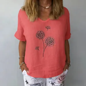 Dettaglio della maglia corallo in cotone e lino da donna con stampa soffione nero fine
