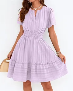 Détail robe violette à col en V avec jupe à volants et manches bouffantes été.