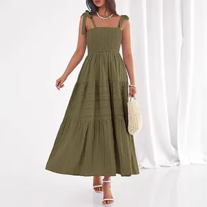 Robe longue élégante vert olive avec bustier smocké et bretelles à nouer pour l'été