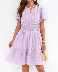 Détail de cette robe lavande à col en V avec texture plissée et manches bouffantes
