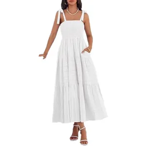 Robe longue blanche à volants avec bustier smocké et bretelles à nouer réglables