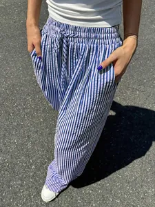 Lässige blau-weiß gestreifte Weithals-Hose mit Tunnelzug und praktischen Seitentaschen