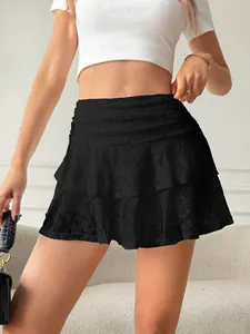 Jupe courte à volants en dentelle noire avec des motifs floraux délicats et élégants