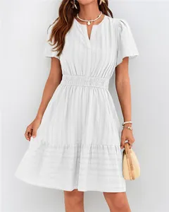 Vue détaillée robe blanche à col en V, manches bouffantes et plis élégants pour femmes