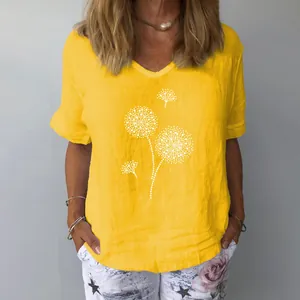 Dettaglio del top da donna in cotone e lino giallo con stampa soffione a pois bianchi