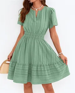 Robe d'été verte élégante avec décolleté en V, taille froncée et jupe à volants