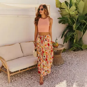 Set gonna lunga estiva a fiori con crop top rosa senza maniche per vacanza