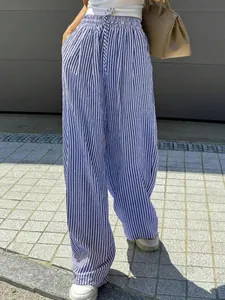 Lässige blau-weiß gestreifte Hose mit weitem Bein, Kordelzug und praktischen Taschen.