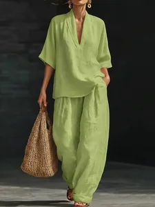 Détail de l'ensemble haut col V vert lime et pantalon ample à texture naturelle