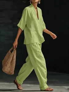 Détail de l'ensemble en lin vert clair avec col en V et pantalon large