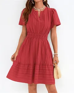 Robe courte rouge tendance avec col en V, taille plissée et manches courtes