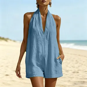 Elegante mono corto con cuello halter en azul claro para vacaciones de verano