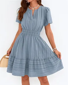 Vue détaillée d'une robe bleue à col en V avec manches bouffantes et jupe à volants.