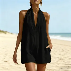 Detalle de un mameluco negro con cuello halter y escote en V para vacaciones de playa