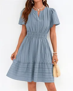 Détail d'une robe bleue à col en V et volants avec rayures texturées