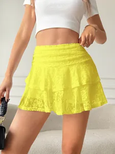 Gros plan sur la jupe courte à volants en dentelle jaune tendance pour femmes 2026