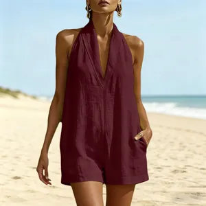 Detalle de un mono corto casual granate con cuello halter y escote en V para mujer