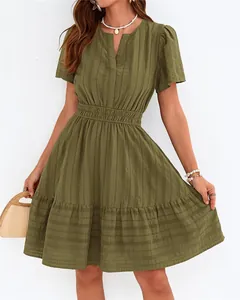 Détail montrant les manches bouffantes plissées et la jupe à volants de cette robe vert olive