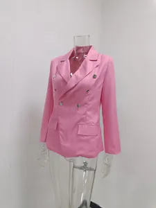 Detail of an elegant pink slim-fit women's blazer with a lapel collar and metallic buttons.