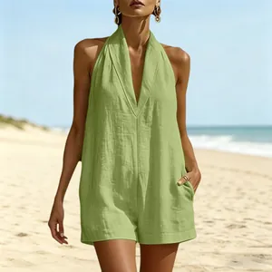 Mono corto verde lima con cuello halter lucido por una modelo en una playa soleada.