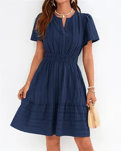 Vue détaillée de la robe bleue à col en V, manches bouffantes et taille froncée