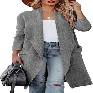 Detailansicht einer grauen, legeren Damenstrickjacke mit langen Ärmeln und Taschen.