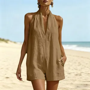Elegante mameluco caqui con cuello halter y escote en V para vacaciones de verano en la playa