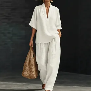 Ensemble deux pièces blanc ample pour femme avec haut à col en V et pantalon large à poches