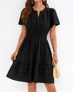 Détail de robe noire à col en V avec jupe à volants élégante et manches bouffantes