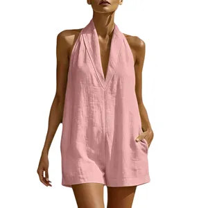 Primer plano del mono rosa con cuello halter que muestra la textura y el bolsillo