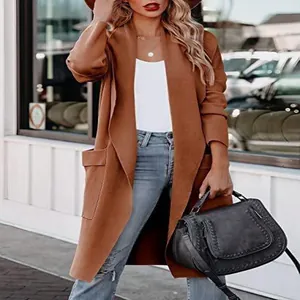 Langer Damen-Strickjacke in Karamellbraun mit Taschen für Herbst und Winteroutfits