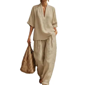 Ensemble deux pièces en lin pour femme avec haut à col en V et pantalon ample pour l'été.