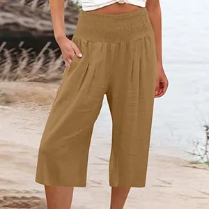 Dettaglio dei pantaloni estivi cachi da donna con vita alta arricciata
