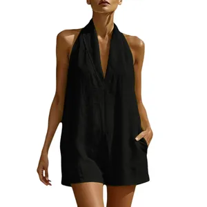 Vista detallada de mono corto negro con cuello halter, escote en V y bolsillos