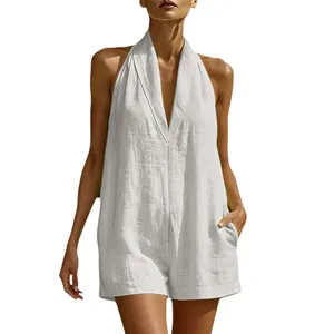 Vista detallada de un mono corto blanco con cuello halter y escote en V de moda